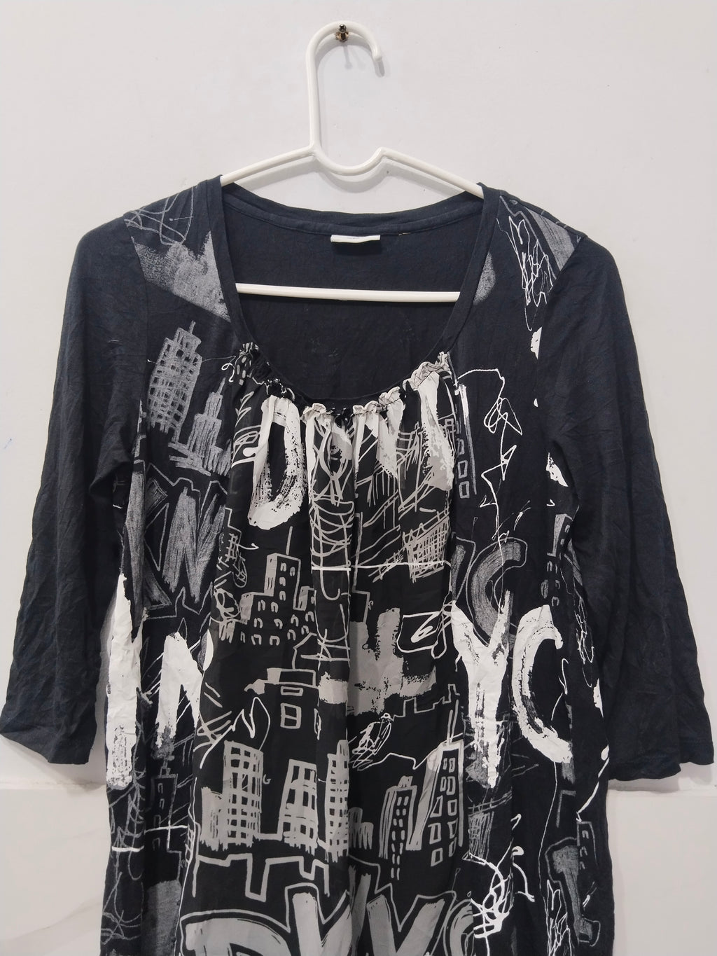DKNY Women's Black & White Graffiti NYC Skyline Print Long Sleeve Casual Top / Tunic