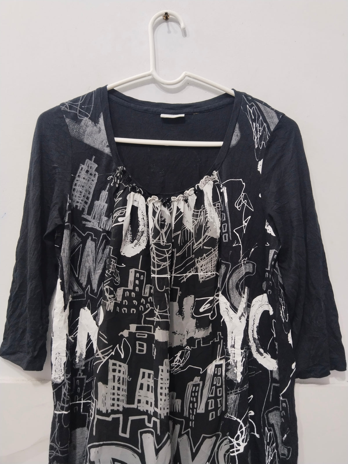 DKNY Women's Black & White Graffiti NYC Skyline Print Long Sleeve Casual Top / Tunic