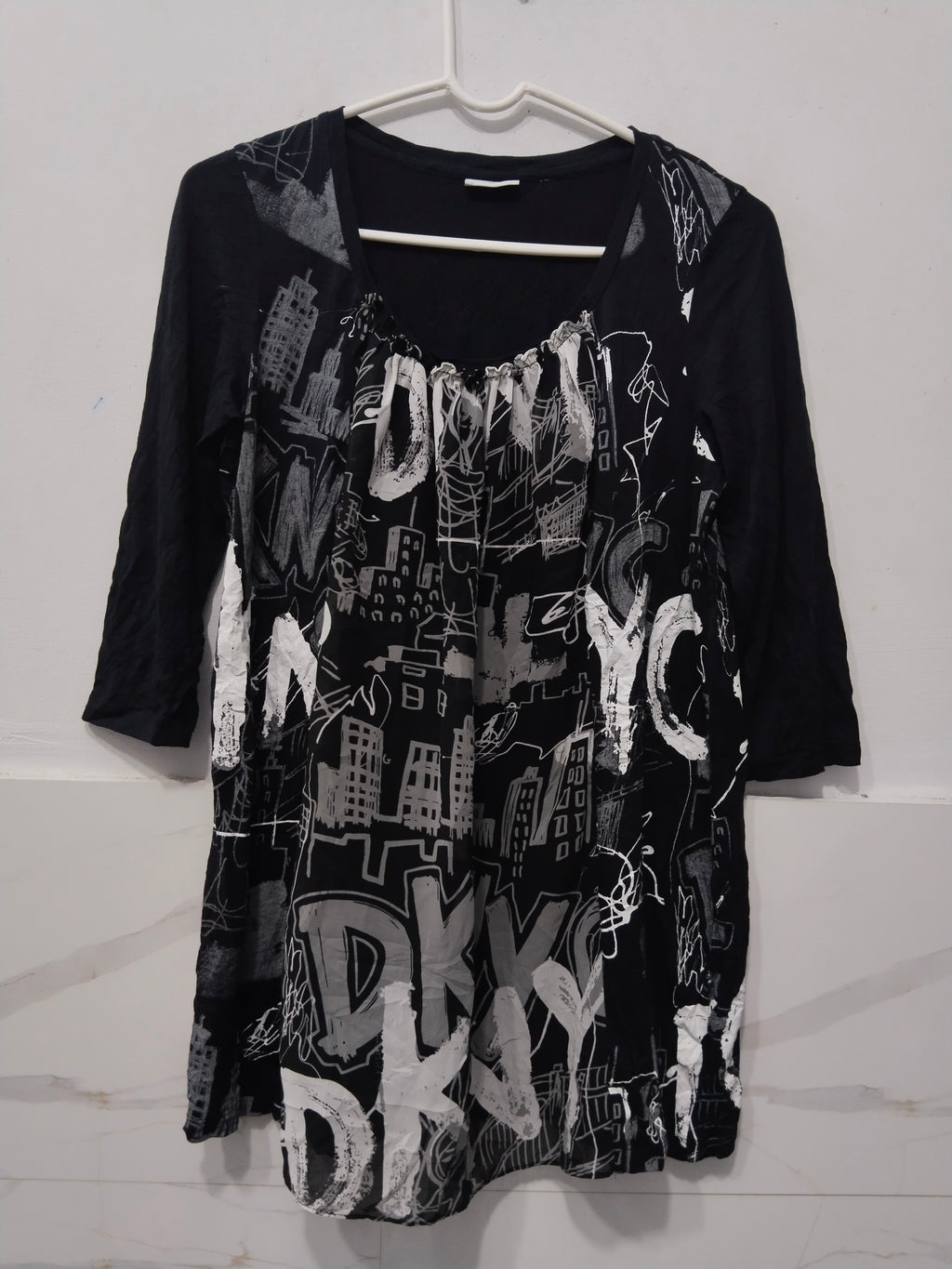DKNY Women's Black & White Graffiti NYC Skyline Print Long Sleeve Casual Top / Tunic