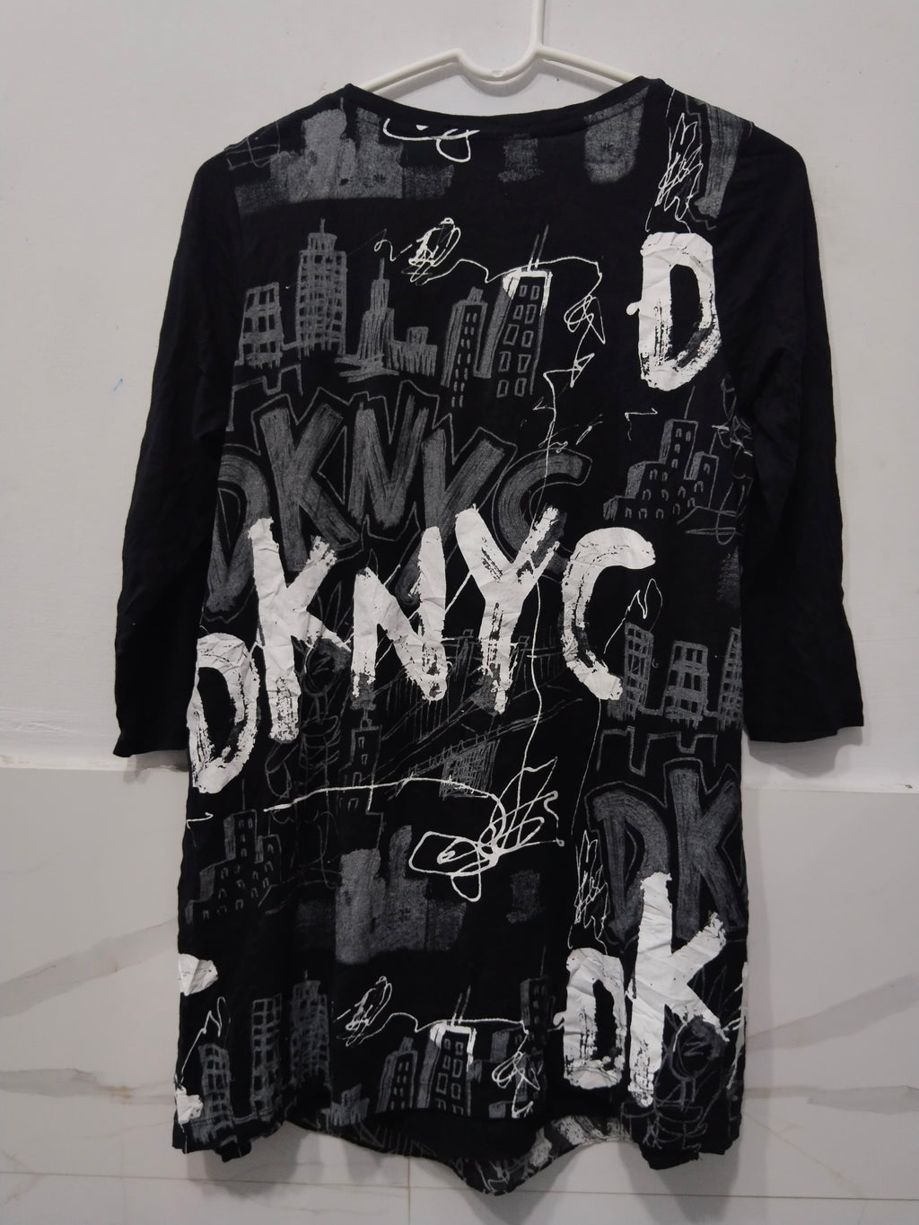 DKNY Women's Black & White Graffiti NYC Skyline Print Long Sleeve Casual Top / Tunic